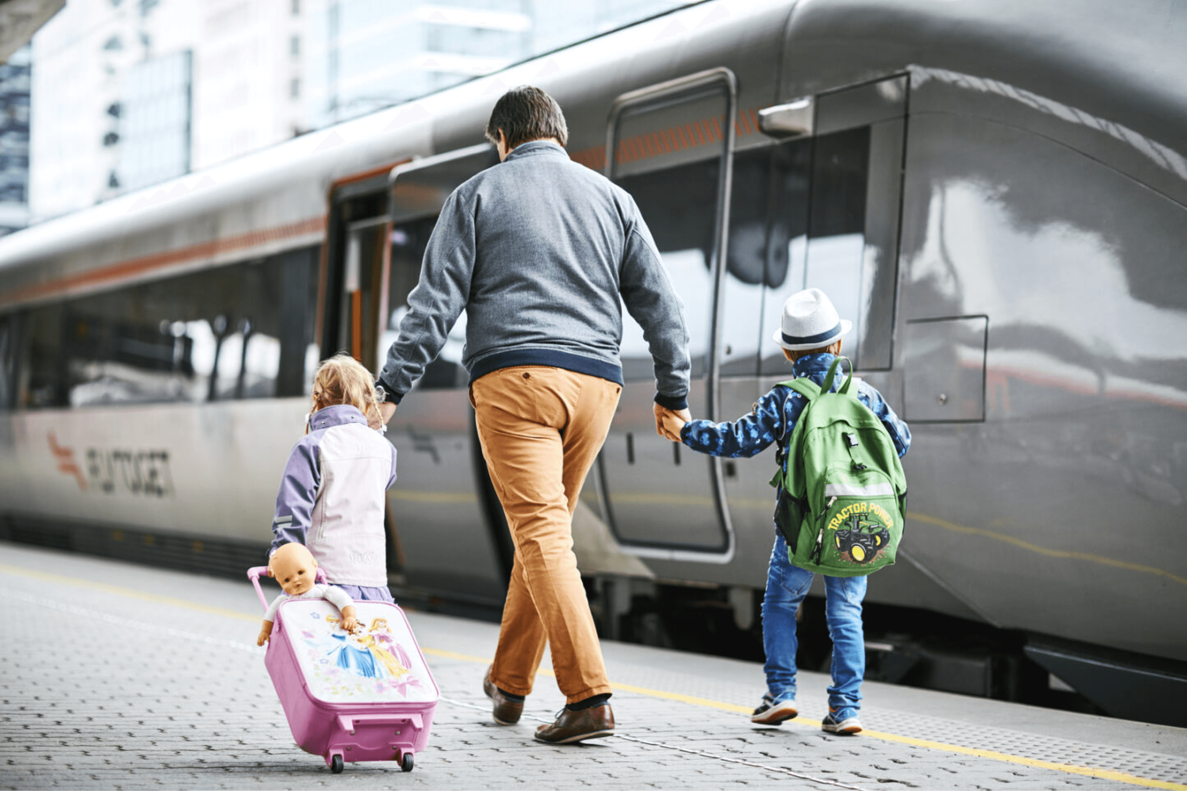 Bring plukker opp bagasje fra sønnen i en barnefamilie