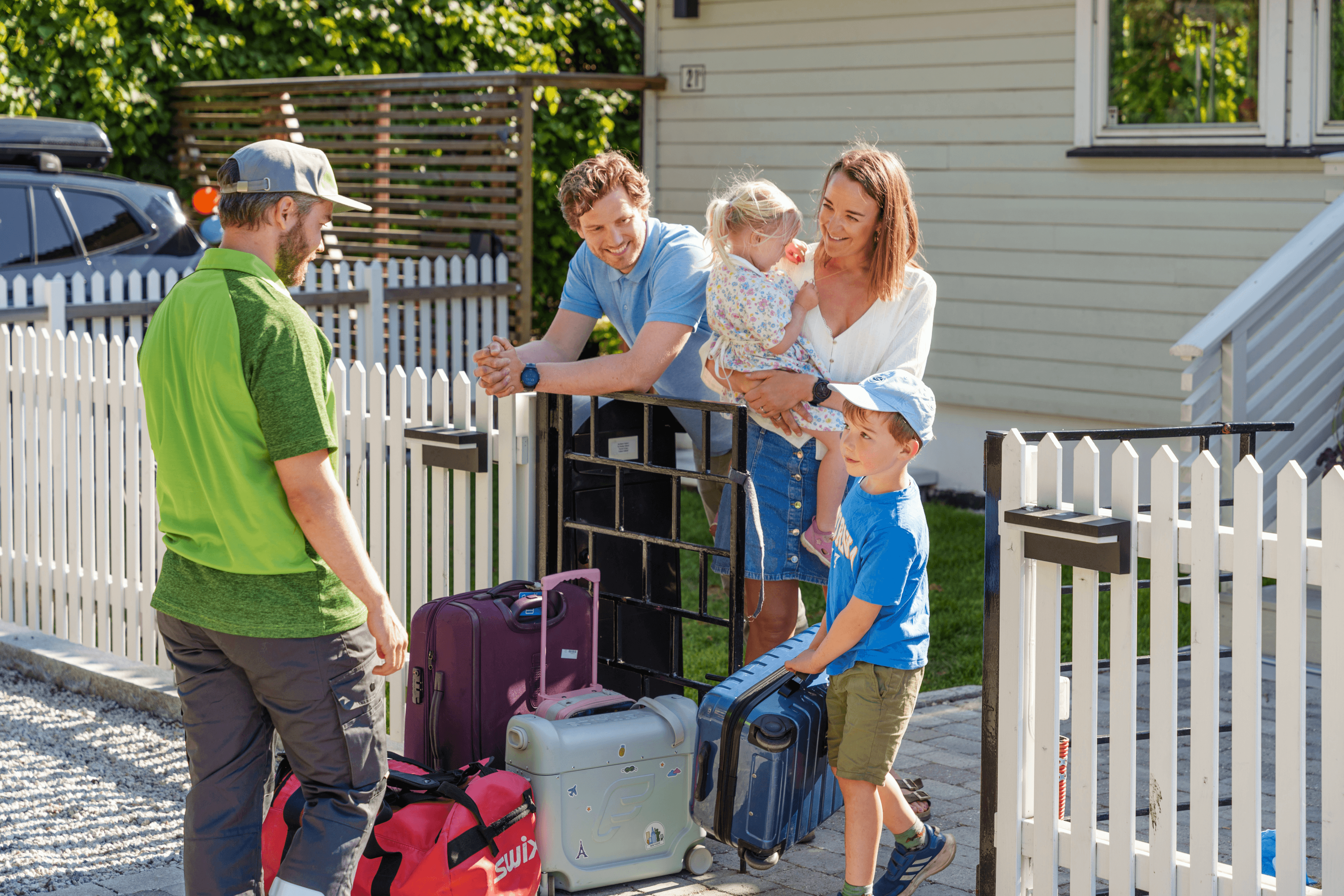 Bring plukker opp bagasje fra sønnen i en barnefamilie